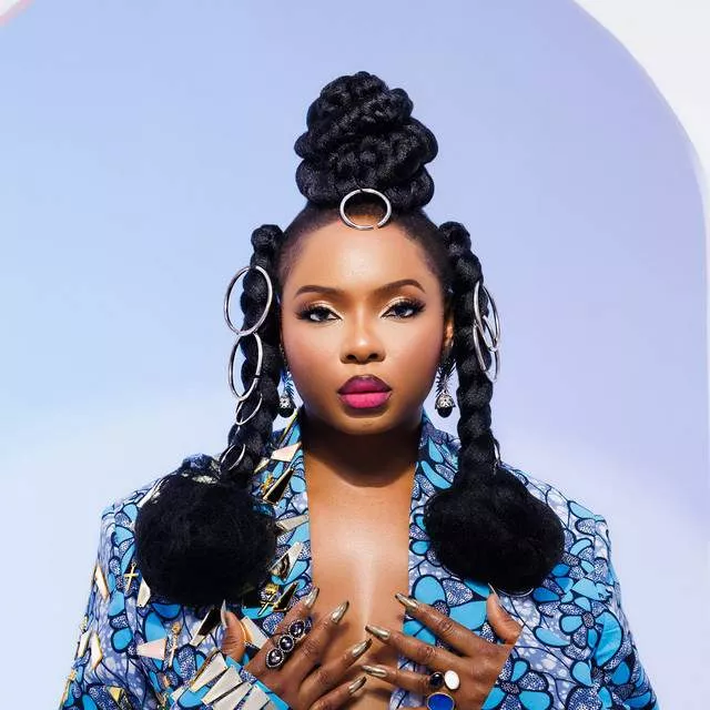 Between singer, Yemi Alade and a fashion police who noticed a flaw in her outfit