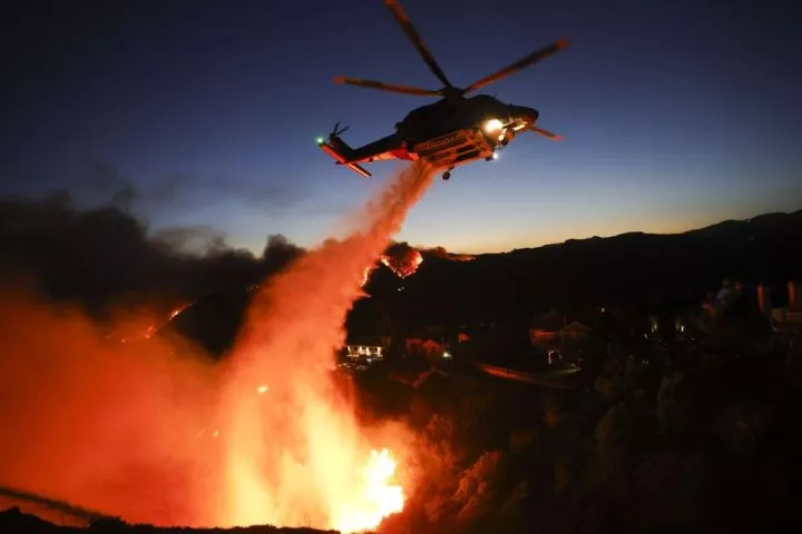 Residents and celebrities flee as wildfire rages in Los Angeles (photos)