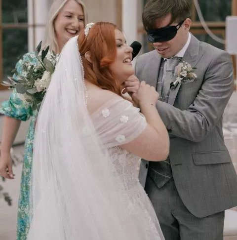 Blind bride hands out eye masks to guests so they can experience wedding like her (photos)