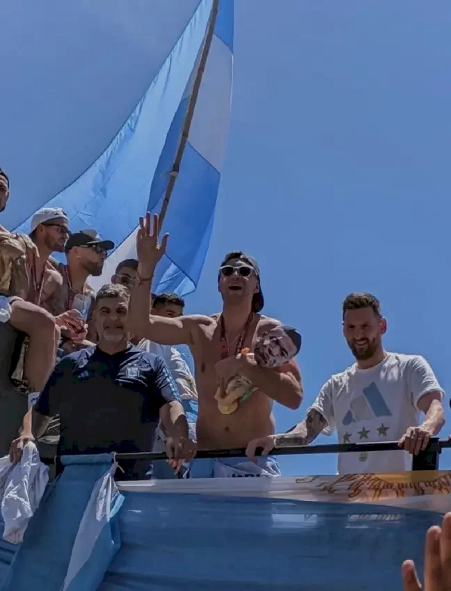 Emiliano Martinez brutally trolls Kylian Mbappe during Argentina's trophy parade