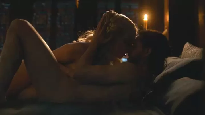 Emilia Clarke's 'Game Of Thrones' Sex Scene With Kit Harington Was Extra Awkward Because Of Who Was On Set That Day