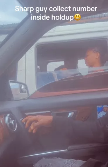 Man in Benz causes buzz as he collects lady's number in traffic, she quickly takes his phone, types it in (Video)