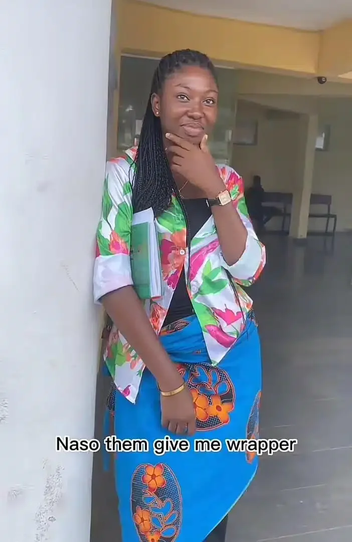 Embarrassing moment lady's trousers tears in class, goes home with wrapper (Video)