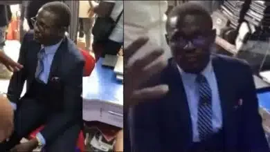 Corporately dressed man caught after stealing phones from multiple shops (Video)