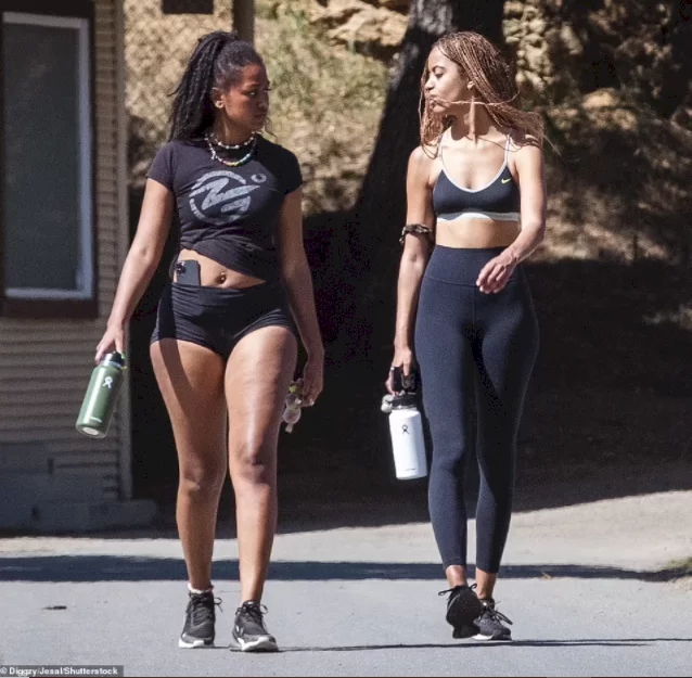 Twitter users reacts to photos of Sasha and Malia Obama hiking in Los Angeles (photos)