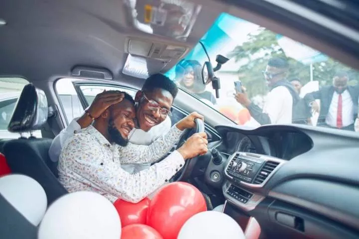 Gospel singer, Moses Bliss gifts his barber and two colleagues brand new cars (video)