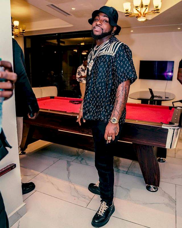 Moment Davido pays tribute to four late friends during live perfomance (Video)