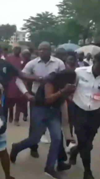 Suspected car thief mobbed in Abuja (video)