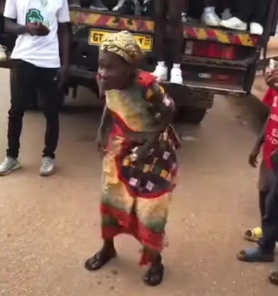 'She sabi dance pass me' - Elderly woman leaves passersby speechless as she shows off incredible dance skills (Video)