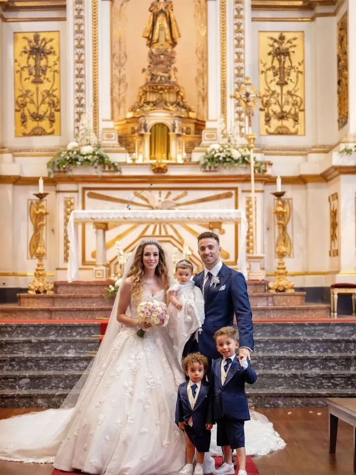 Liverpool Star Diogo Jota And Wife Posing On Their Wedding Day Just Days Before He Di£d