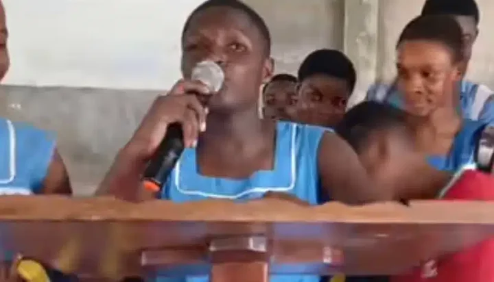 'I will vote for her' - Aspiring sports prefect wows many as she shows off her football skills, walks with bodyguards
