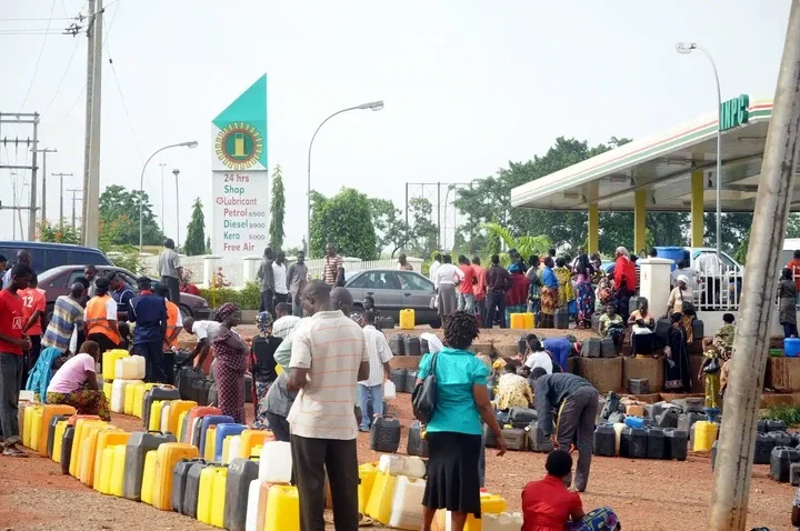 ₦1,500 Per Liter in Black Market: Fuel Queues Resurface in Lagos, Ogun, Abuja, As Scarcity Bites Harder