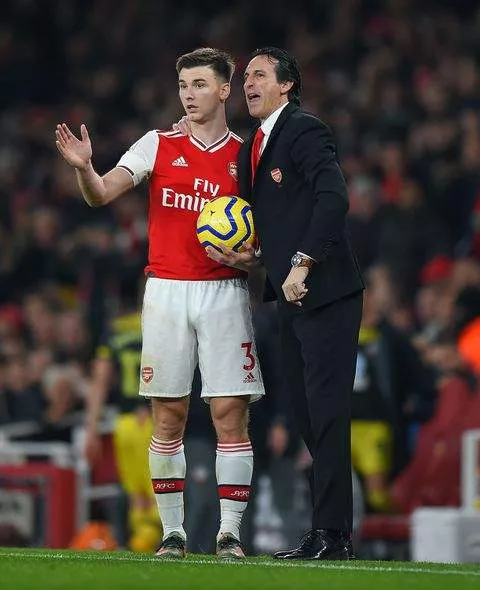 Unai Emery giving out instructions to Kieran Tierney -- Image credit: IMAGO