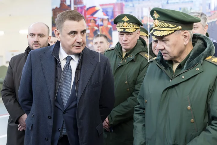 Kuznetsov pictured behind Russia's ex-Minister of Defence Sergei Shoigu