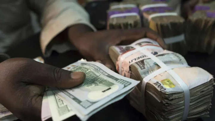 Naira slumps against dollar, begins week on negative note