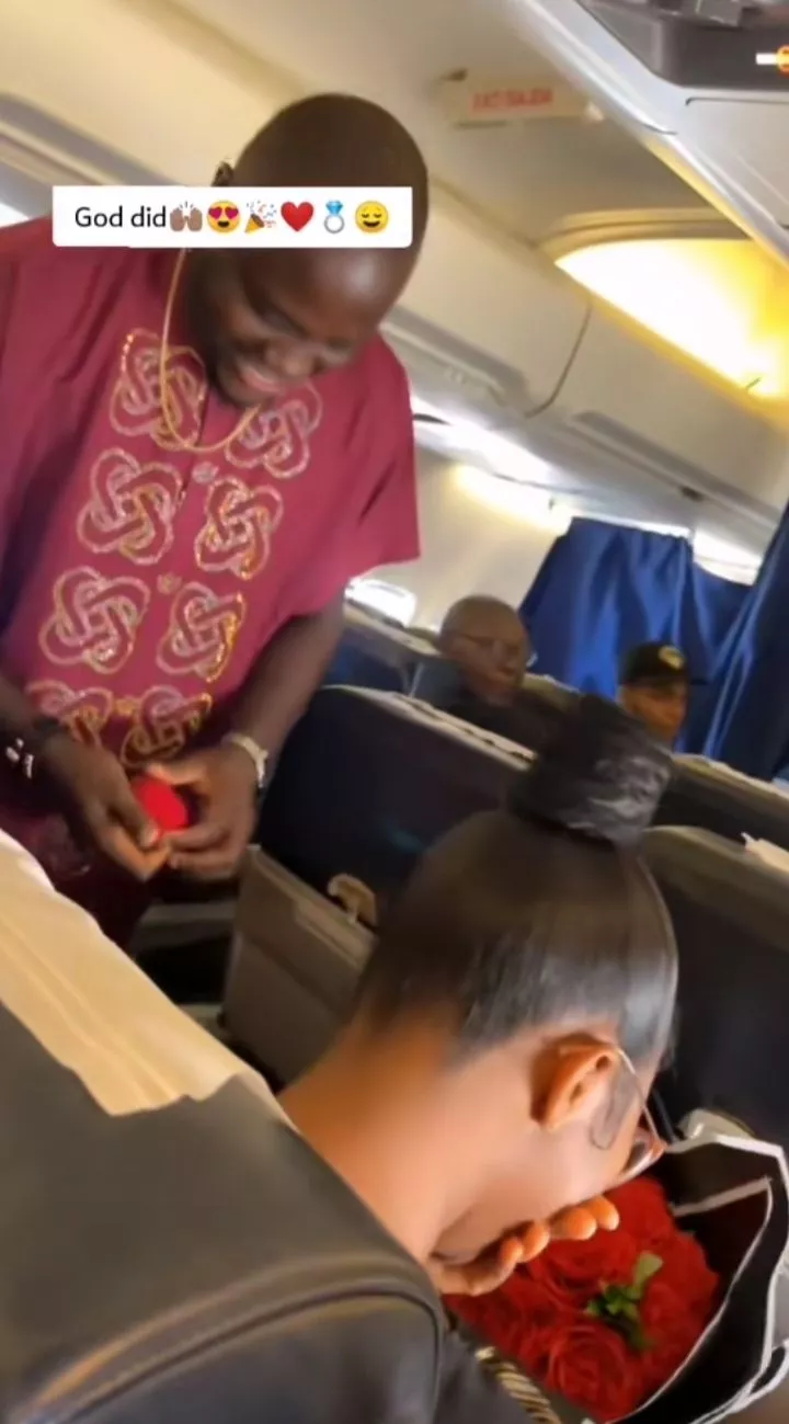 Romantic moment man proposes to girlfriend on plane