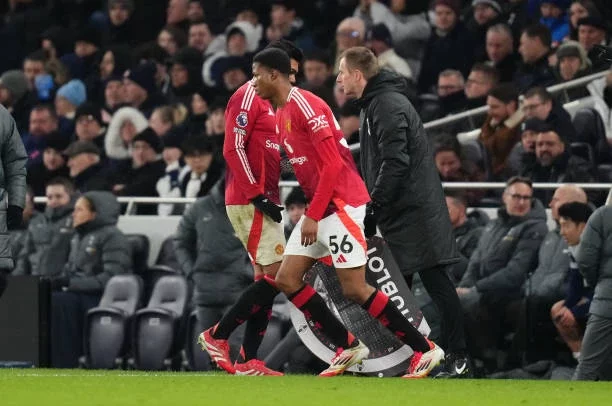 17-Year-Old Striker of Nigerian Descent Makes Senior Debut for Manchester United in Loss to Spurs