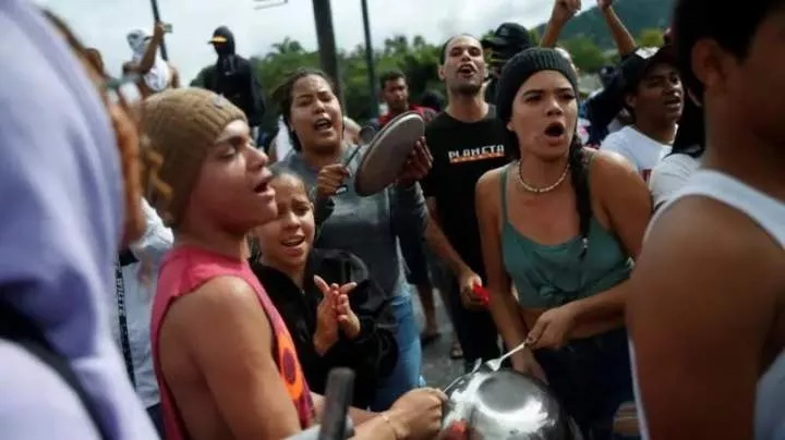 Venezuelan Soldiers calls for army to step in and force president Maduro out of power as protests rock the nation over election results (video)