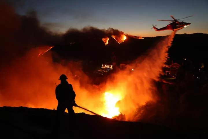 Residents and celebrities flee as wildfire rages in Los Angeles (photos)