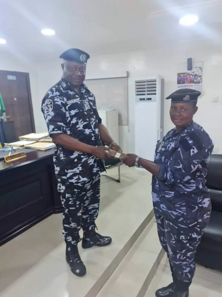 Policewoman who rejected bribe for stolen goods gets N250,000 reward