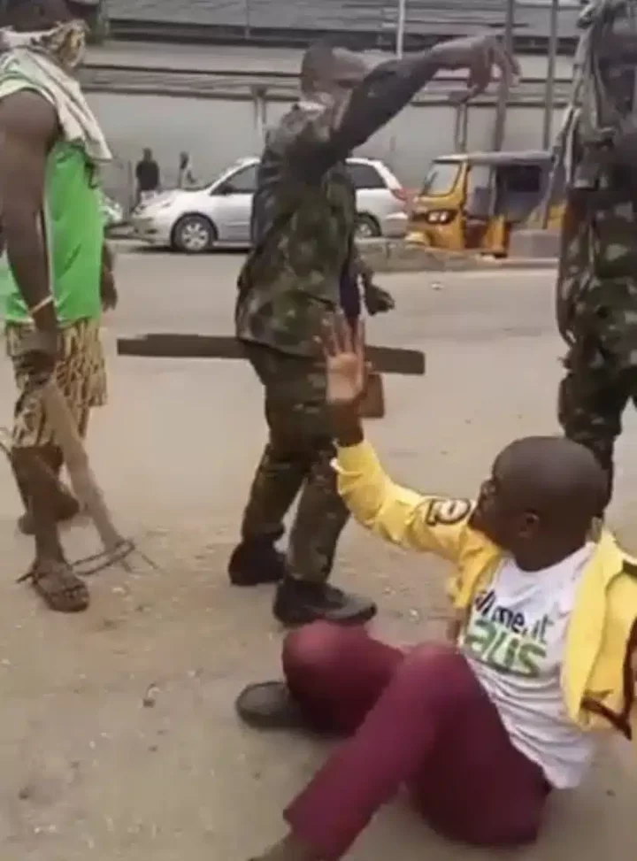 Nigerian soldiers storm Lagos road, beat up LASTMA officials accused of assaulting a soldier (Video)