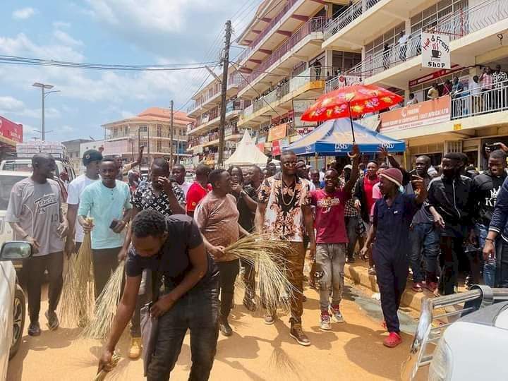 Popular Ugandan singer forced to sweep streets after turning up late for music show (photos/video) 