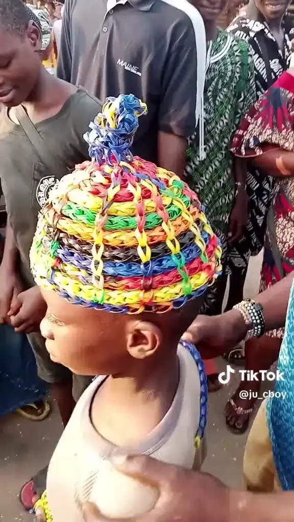 Talented boy stirs reactions as he uses straw to make hat and shoes (Video)