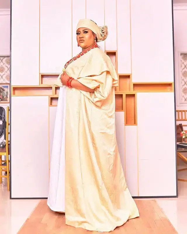Nkechi Blessing gets kudos from Ooni of Ife following thunderous twerking at event (Video)