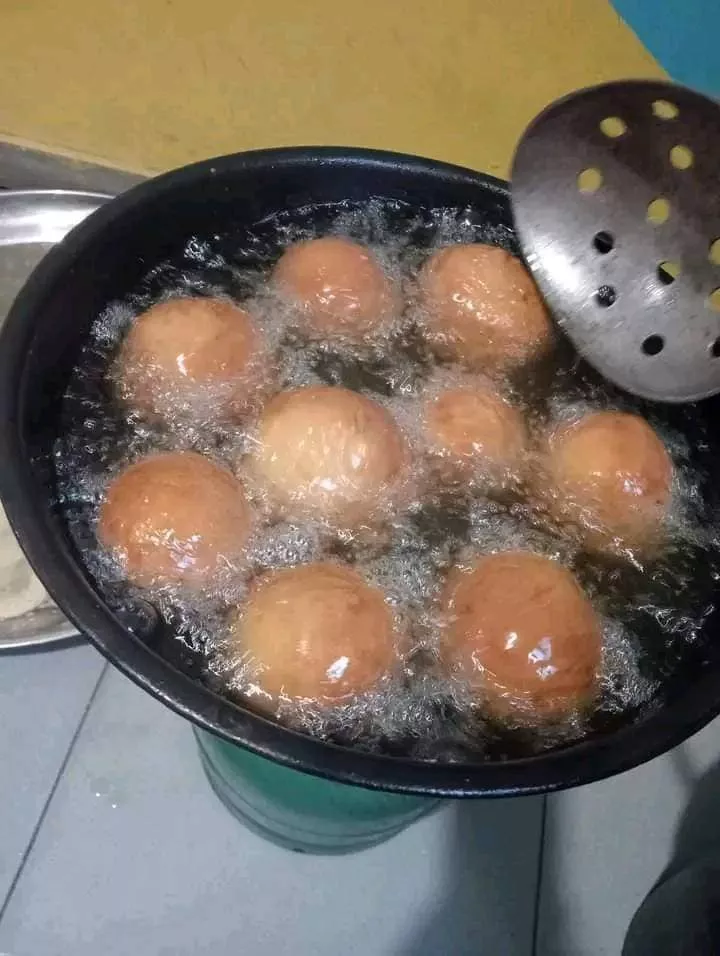 'Una go support me?' - Nigerian lady asks as she begins 130 hour 'fry-a-thon'