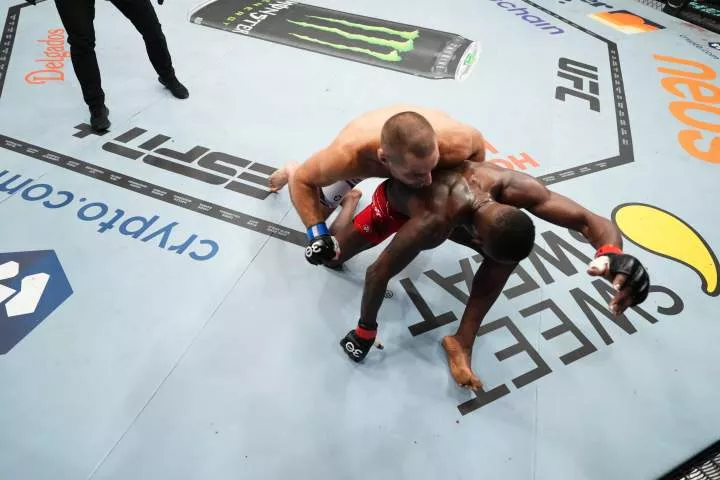 Adesanya did not tap gloves with Strickland before starting the fight as expected. Image Credit - X/UFC