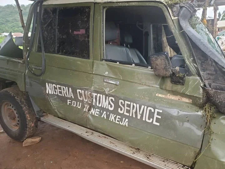 2 dies, others injured as customs officers reportedly chase suspected smugglers in Oyo
