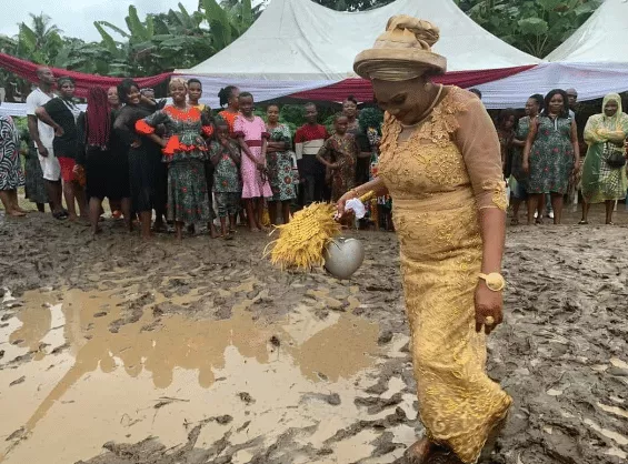 Newlywed Couple and their guests defy heavy rain to celebrate their wedding (Photos)