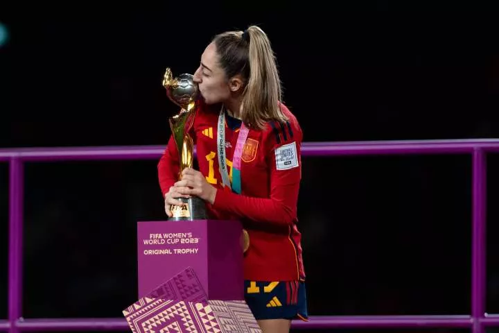 Olga Carmona with the World Cup trophy - Imago