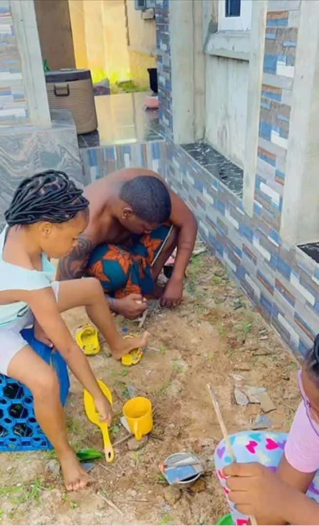 Adorable moment father bond with daughters over play-cooking (Video)