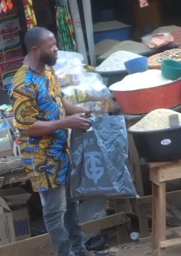 'What will my children eat tonight' - Man breaks down in tears in market over inability to buy food items with little money he had