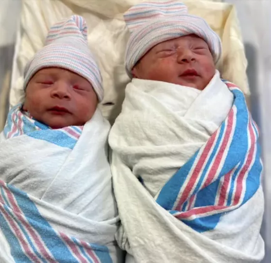 Families welcome twins born minutes apart but in separate years (video)