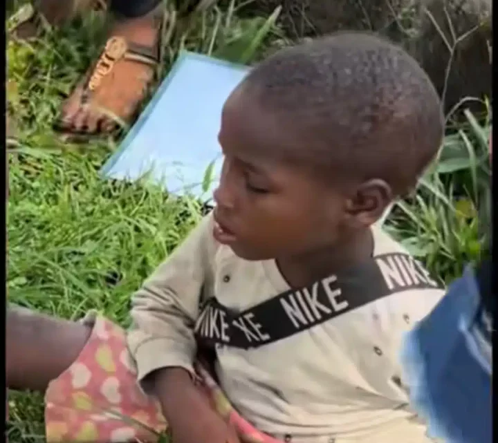 'People are suffering' - Little boy with fever sleeps on road while selling oranges, ladies sit with him, and sell on his behalf