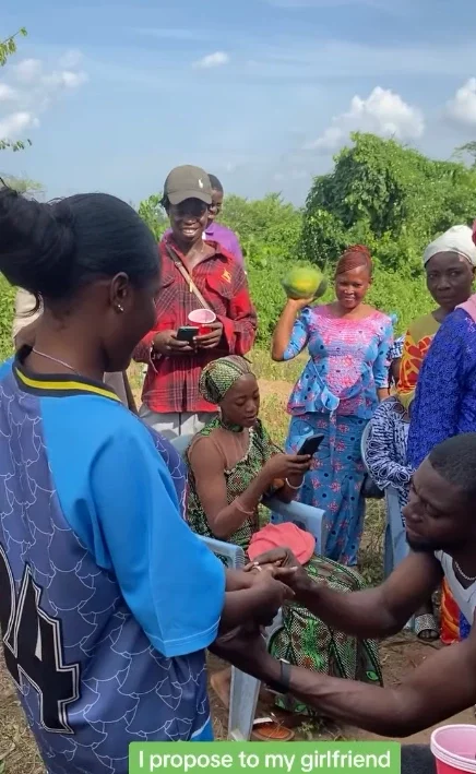 Man builds future with girlfriend, proposes the day he roofs his house (WATCH)