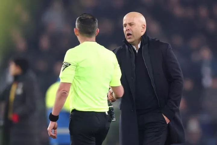 EPL: What Arne Slot told referee Michael Oliver after red card at Everton