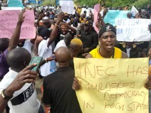 BREAKING: Dozens of Kogi indigenes storm INEC headquarters, demand Yakubu's resignation [PHOTOS]