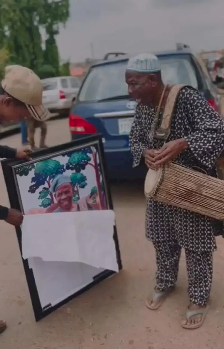 Young man fulfills promise; gives old man half of the money he got from selling his photo as NFT (Video)