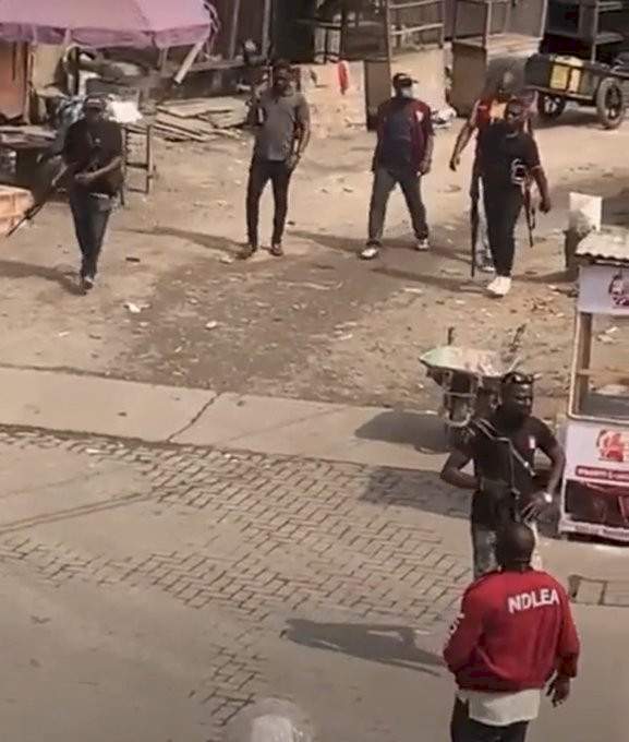 Pandemonium as NDLEA operatives raid Lagos Island (video)