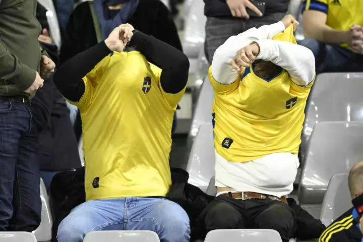 Sweden supporters changing clothes after news of the attack - Imago