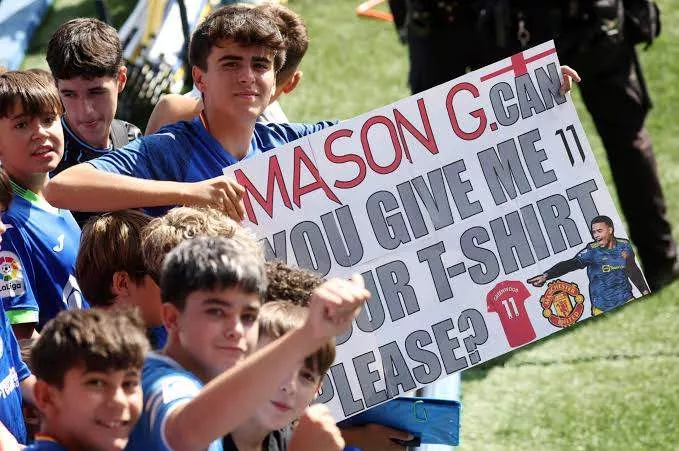Mason Greenwood receives warm reception from Getafe fans during unveiling as his partner cheers him on (photos/videos)