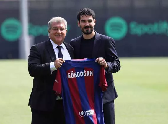 Joan Laporta presenting Barcelona new boy Ilkay Gundogan - Imago