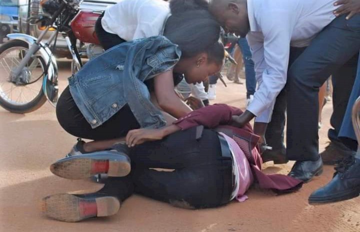 'What rubbish!' - Reactions as man in suit rolls on the ground as a disguise to propose to his heartthrob