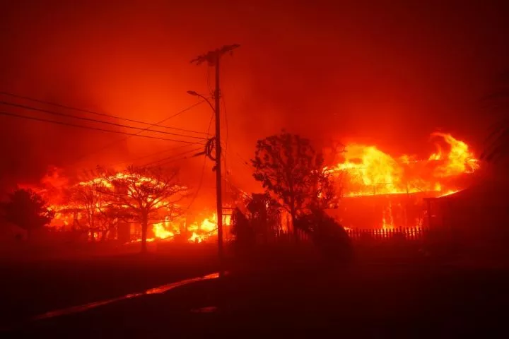 Residents and celebrities flee as wildfire rages in Los Angeles (photos)