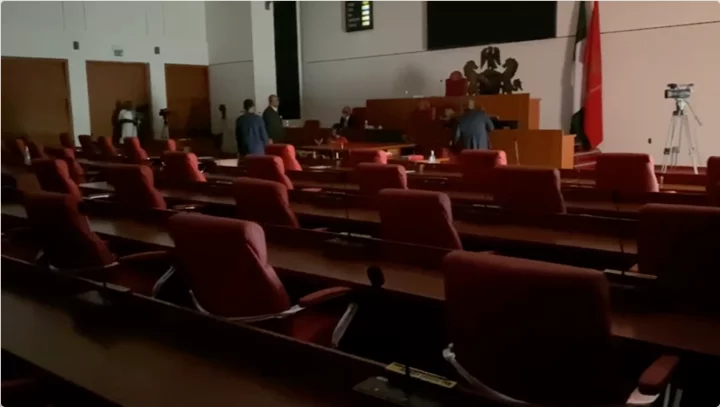 Power failure delays Senators sitting in the red chamber (video)