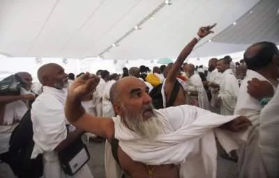 Saudi Stops Pilgrims from Throwing Stones