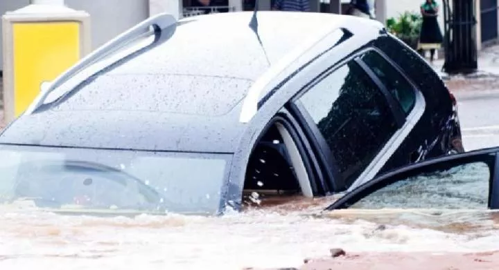 5 tips for escaping a car sinking underwater